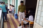 Thí sinh bị gãy chân vẫn tự tin đi thi một mình