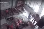 Buộc thôi việc cô giáo xách trẻ mầm non 1 tay, vứt xuống sàn, ném cặp vào trẻ