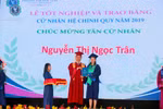 Trao bằng tốt nghiệp cho gia đình sinh viên qua đời vì bị ung thư