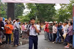 Những khoảnh khắc trông ngóng, chờ đợi của phụ huynh bên ngoài điểm thi