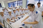 Đào tạo ngành y tế của ta đang khác cả thế giới