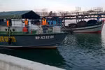 Giải cứu tàu câu mực của ngư dân mắc cạn trên biển