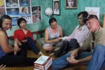 Hai cha con cựu binh Mỹ trả nợ cho một cuộc chiến sai lầm