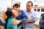 Hình ảnh rơi nước mắt cảnh đón 34 ngư dân bị đâm chìm tàu cá ngoài biển Hoàng Sa