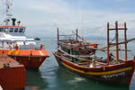 Cứu 12 ngư dân gặp nạn trên biển