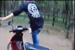 Video: Rùng mình thanh niên vừa đánh đu vừa lái xe máy bằng ngón chân