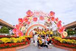 Hàng ngàn du khách tới ‘check in’ lễ hội hoa tại Sun World Danang Wonders