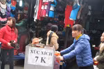 Xúc xích 7.000 đồng/chiếc ở HN "hút" hàng ngàn "thượng đế"