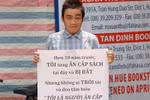 Thanh niên cầm biển "Tôi từng ăn cắp" phản đối vụ nữ sinh trộm sách 