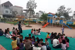 Phụ huynh chống lạm thu, học sinh chịu cảnh nằm đất 
