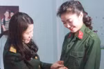 Sau khi tốt nghiệp đại học, hai nữ sinh xứ Thanh vẫn lên đường nhập ngũ