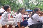 Tịch thu, cắt dép của học trò nghèo