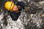 Ảnh: Công nhân ngâm mình dưới cống 'nuôi' sếp lương "khủng"
