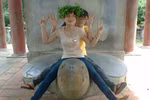 Phản cảm hình ảnh 3 thiếu nữ ngồi lên cổ cụ rùa ở Văn Miếu