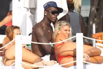 Balotelli tắm nắng bên cạnh người đẹp tóc vàng nóng bỏng