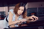 Váy trắng xinh tươi 'thiêu rụi' xe Mazda RX-8