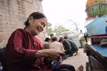 Thân già hơn 30 năm lặn lội mưu sinh dưới chân cầu Long Biên