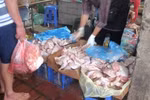 Chợ 'gà chảy nước' giá siêu rẻ công khai giữa Hà Nội