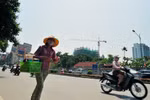 Người Hà Nội gồng mình chống chọi với nắng nóng 39 độ C