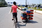Những màn 'xiếc' nguy hiểm trên đường phố Hà Nội