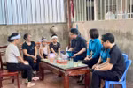 Đại diện Ban Cán sự Đảng Bộ GDĐT thăm hỏi gia đình cô giáo Mai Thị Yến