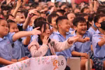 Đứa trẻ bật khóc vì áo bố ướt đẫm mồ hôi, tóc mẹ ngày nào cũng có mùi gà