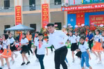 Kiên trì tập luyện thể thao, thầy hiệu trưởng đạt 2 kỷ lục để giúp đỡ HS nghèo