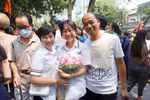 Bố mẹ tặng con gái bó hoa sen ngát hương sau khi kết thúc môn thi đầu tiên