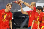 Clip: Pepe Reina làm MC trong lễ mừng công của Tây Ban Nha