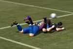 Carles Puyol và David Villa với tư thế kỳ cục trong FIFA 12