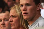 Cha và bác Rooney bị cảnh sát bắt vì mê trò đen đỏ