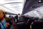 Bị "bỏ đói" suốt 10h, khách hàng của Jetstar tụt huyết áp