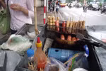 Háo hức xơi nem rán, nước tăng lực 2.000 đồng ở cổng trường