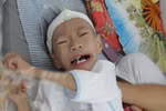 Bé gầy trơ xương qua đời bị bố mẹ bỏ lại viện