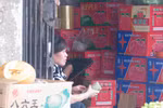 Hồng, táo, lê... "made in China" tràn ngập chợ Long Biên