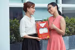 Tặng nhau cốt ở chân tình