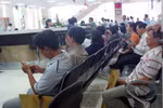 Hàng trăm người đến rút tiền tại ngân hàng hợp nhất 