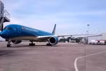 Máy bay Vietnam Airlines tiếp tục bị chiếu laser vào buồng lái