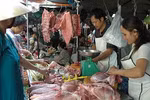 Thịt heo, gà đang bị làm giá: Lợi nhuận vào tay dân buôn!