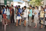 Hàng loạt cây ATM hết tiền, hàng trăm công nhân phơi nắng