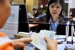 Lương, thưởng nhân viên ngân hàng: Những con số thật sau báo cáo