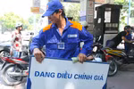 Xăng giảm giá kỷ lục xuống 17.880 đồng/lít