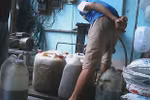 Kỳ công lật tẩy kỹ nghệ tinh luyện dầu ăn bằng chất tẩy rửa