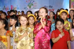 Carpi Everitt, cô đại sứ nhỏ tuổi nhất SOS thế giới hát quốc ca tại Asia Park