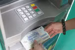 Mất tiền vì để quên thẻ ATM trong máy