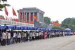 Người dân về viếng lăng Chủ tịch Hồ Chí Minh trong ngày sinh nhật 19/5