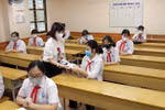 Học sinh Hải Phòng thực hiện giãn cách xã hội khi quay lại trường
