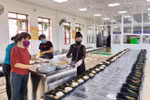 Cán bộ, giáo viên quận Lê Chân xắn tay áo nấu cơm cho người cách ly
