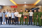 Bộ trưởng Bộ GD&ĐT tặng bằng khen cho lực lượng công an Đà Nẵng