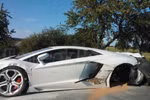 Lamborghini Aventador 'rụng rời' bánh sau tai nạn